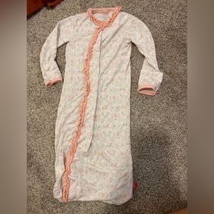Magnetic me newborn gown 💕